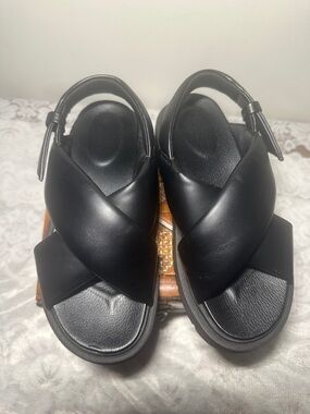 Uniqlo Black Cross Strap Sandals